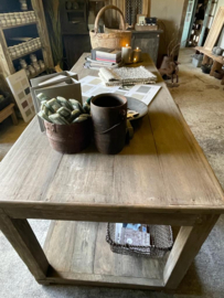 Grote oude vergrijsd houten originele workmate werkbank met onderplank Sidetable wandtafel toonbank winkeltafel presenteertafel werkbank keukenblok landelijk stoer industrieel vintage keukeneiland