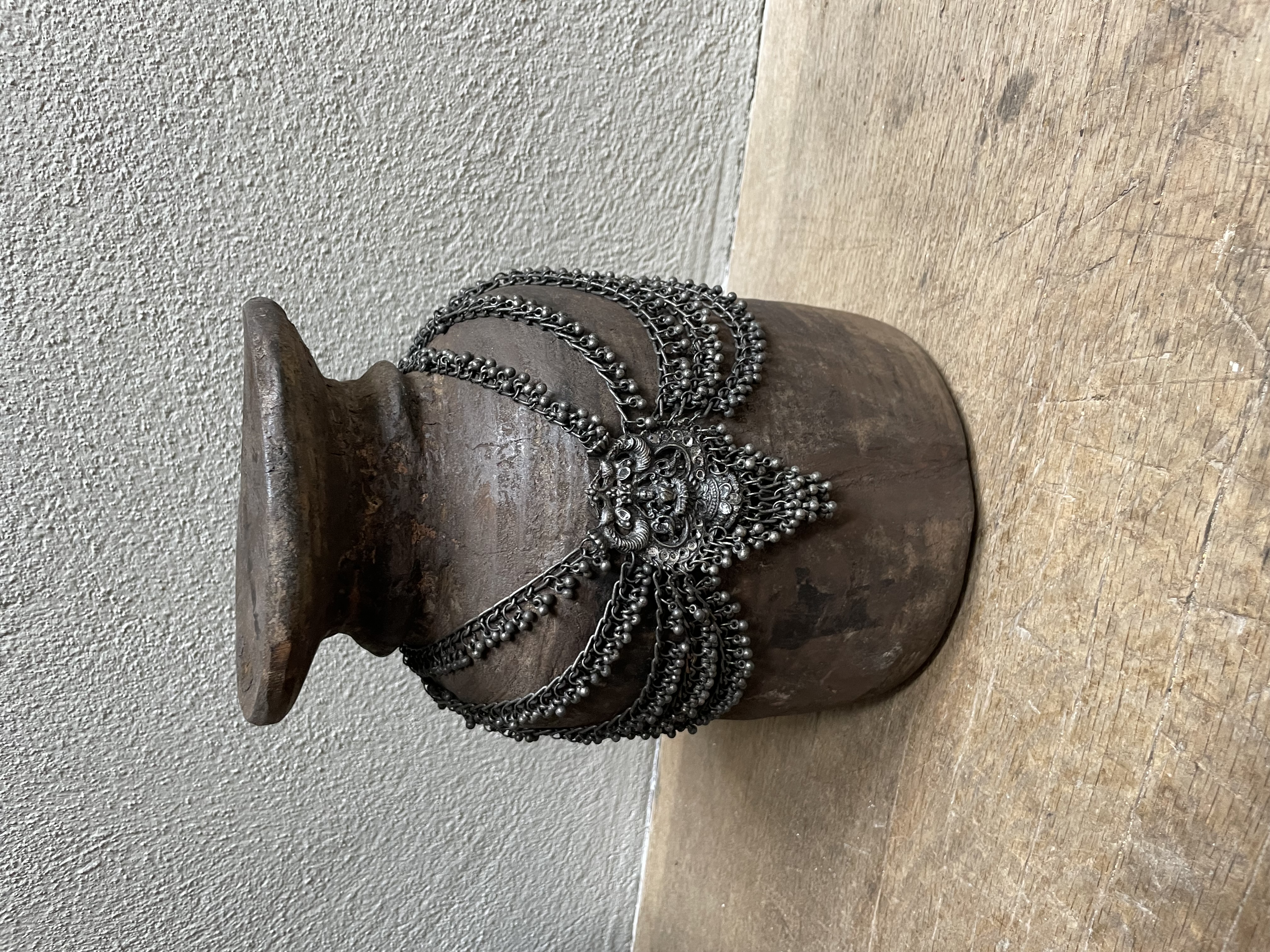 Prachtige oude houten Nepal pot nr.98 kruik vaas hout met metalen sieraad landelijk stoer shabby vintage