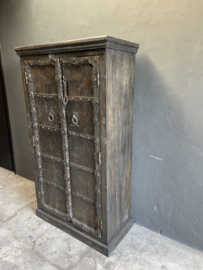 Grote dichte oud houten kast 2 deurs legplanken vergrijsd zwart grijs India robuust antiek doorleefd hout 174 x 97 x 46 cm landelijk industrieel vintage urban metalen beslag oude deuren poort deur kledingkast servieskast linnenkast boekenkast