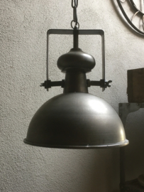 Stoere industriele hanglamp lamp korf stallamp middelmaat fabriekslamp industrieel grijs grijze metaal metalen landelijk zink staal metaal grijs