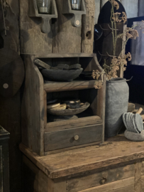 Oud vergrijsd houten gruttersbak vakkenbak grutterskast grutterskastje wandrek stoer landelijk vakkenbak kastje keukenkastje stoer grijs antraciet schap rek hout