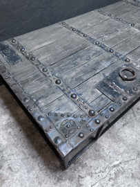 Mega grote stoere oude vergrijsd houten salontafel 181 x 92 cm gemaakt van oude deur poort metalen beslag en stalen onderstel ene catcher stoer landelijk industrieel