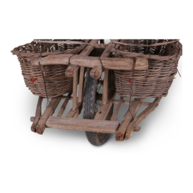 Gave oude houten kar met 2 vergrijsde manden kruiwagen winkeldisplay winkelkast eye-catcher uniek