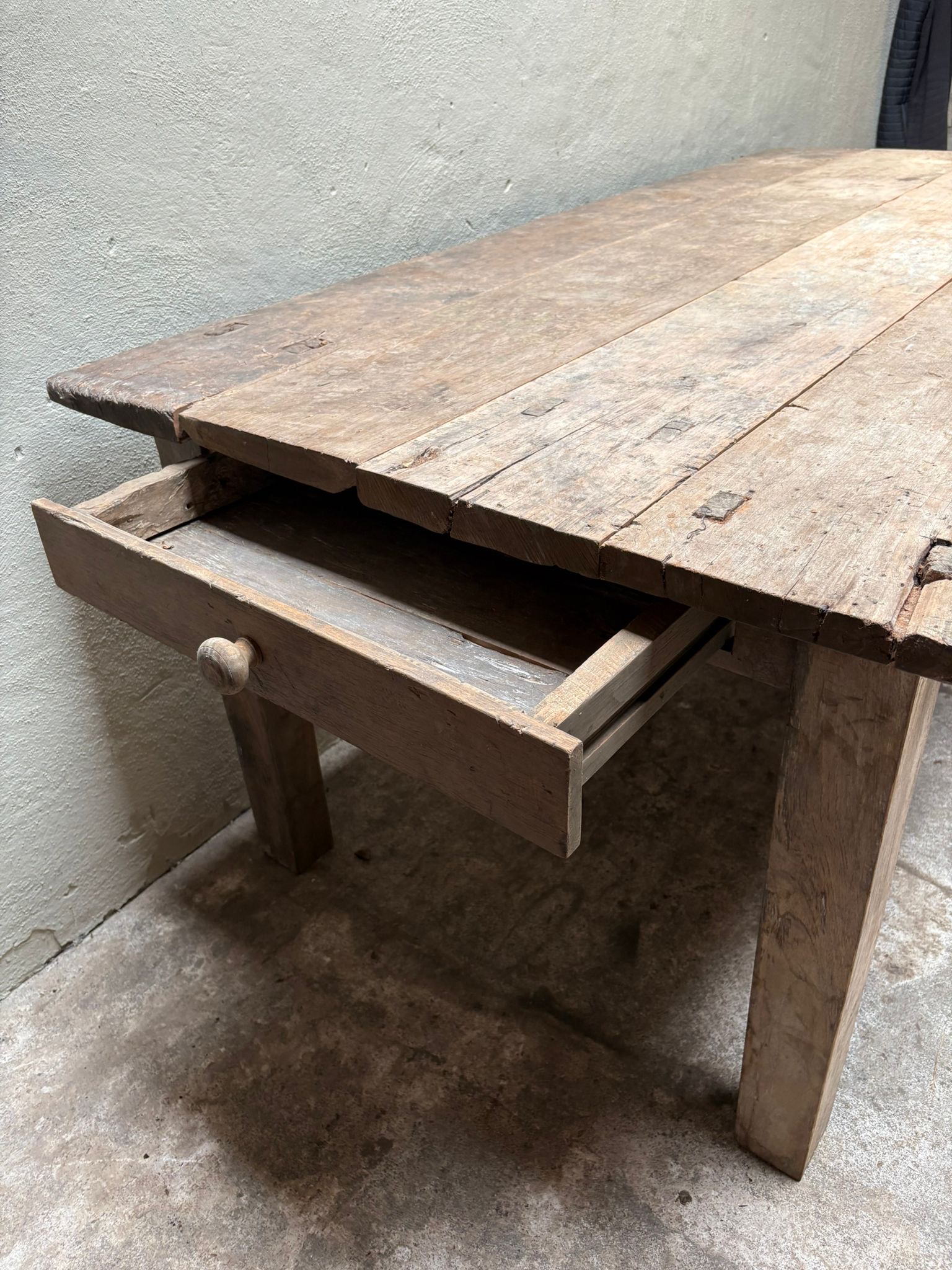 Oude vergrijsd houten tafel eettafel met 2 grote lades blokpoten boerentafel kloostertafel Hoffz  werkbank buro bureau werkbank landelijk stoer 201 x 99 cm uniek grof nerf