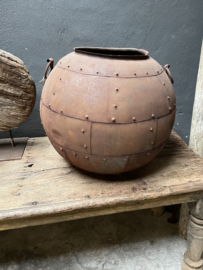 Grote metalen kruik pot vaas ketel landelijk stoer studs groot industrieel metaal bak oud bruin