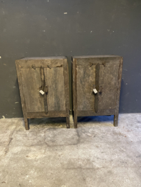 Stoere oude vergrijsd doorleefd houten truckwood kast kastje klos aura Peeperkorn hal klosje dressoir houten oud hout commode landelijk stoer robuust 2 deurtjes aura Peeperkorn klos klosje