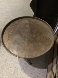 Oud vintage bijzettafeltje inklapbaar dienblad D54 x H42 cm landelijk industrieel stoer metaal