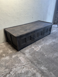 Stoere oude vergrijsd houten salontafel kast  dekenkist salontafel tafel bijzettafel tafeltje met oud metalen beslag industrieel sober landelijk  metaal industrieel vintage