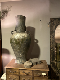 Grote oude verweerde stenen vaas pot kruik urn landelijk stoer sober