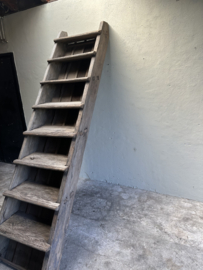 Oude vergrijsd houten dichte trap voor opkamer kelder of verdieping voor renovatie bij oud pand bijvoorbeeld boekenrek boekenkast etagere vide vliering kelder schap rek landelijk stoer