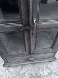 Prachtig oud vergrijsd doorleefd houten kastje vitrine vitrinekastje glaskastje landelijk stoer sober