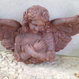 Gietijzeren engel gietijzer roest landelijk brocant tuinbeeld beeldje beeld engeltje