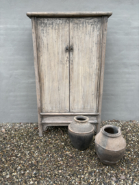 Prachtige grote vergrijsd houten 2deurs dichte kast linnenkast keukenkast boekenkast archief ordners landelijk sober