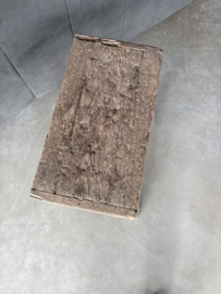 Grote grove vergrijsd houten kruk zadelkruk tafeltje bankje landelijk stoer J118