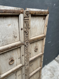 Oude vergrijsd houten Chinese deur 144 x 79 cm deuren poort wand wandje kamerscherm Roomdivider  poorten wandpaneel decoratie renovatie Luiken Wandpaneel tafel tafelblad luik paneel stoer landelijk met origineel oud beslag