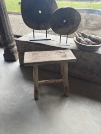 Grote grove vergrijsd houten kruk zadelkruk tafeltje bankje landelijk stoer J122