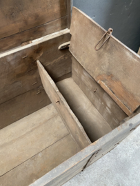 Prachtige grote oude vergrijsd houten kist dekenkist bruidskist Sidetable wandtafel landelijk stoer industrieel aura Peeperkorn