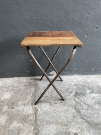 Vintage metalen bijzettafel bistro klaptafel tafeltje bijzettafeltje tafel landelijk industrieel met houten sloophouten blad opklapbaar