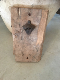 Gietijzeren wandopener op stoere oud houten plank landelijk stoer robuust mencave