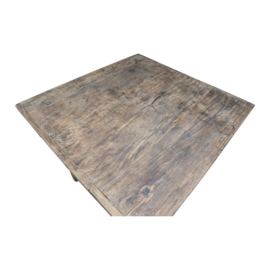 Unieke oude doorleefd vergrijsd houten tafel eettafel bijzettafel salontafel restaurant bistro werkbank kookeiland keukeneiland landelijk stoer industrieel 93 x 90 x H79 cm