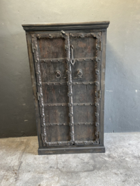 Grote dichte oud houten kast 2 deurs legplanken vergrijsd zwart grijs India robuust antiek doorleefd hout 174 x 97 x 46 cm landelijk industrieel vintage urban metalen beslag oude deuren poort deur kledingkast servieskast linnenkast boekenkast