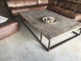 Mega grote stoere oude vergrijsd houten salontafel 200 x 133 cm gemaakt van oude deur metalen beslag en stalen onderstel stoer landelijk industrieel