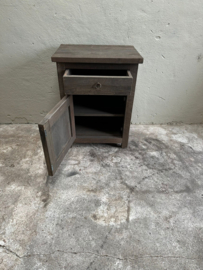 Oud vergrijsd houten kastje nachtkastje nachtkastjes hout ladekastje ladekastjes kastjes tafel tafeltje halkastje landelijk bijzettafel bijzettafeltje