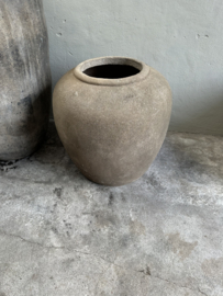 Grote massief betonnen vaas kruik beton grijs groot large L XL mega pot indoor & outdoor bloempot vaas bak landelijk stoer robuust