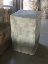 Grote beton zuil kolom L sokkel grijs betonlook