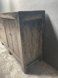 Groot oud doorleefd vergrijsd houten dressoir boerenkast keukenkast keukenblok kastenwand sideboard keukenkast kast sidetable 6 deurs  landelijk werkbank toonbank