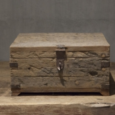Stoere oude houten kist kistje box doos theedoos groot theekist theekistje theebox spicebox kruidendoos landelijk robuust oud hout