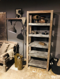 Stoere hoge oude houten kast schoenenrek keukenrek keukenkast legplanken met ijzer bekleed landelijk industrieel vintage robuust boekenkast schap rek grof stoer hout