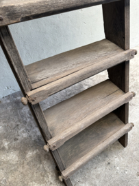 Oude vergrijsd houten open trap ladder 248 x 66 cm voor opkamer kelder of verdieping voor renovatie bij oud pand bijvoorbeeld boekenrek boekenkast etagere vide vliering kelder schap rek landelijk stoer
