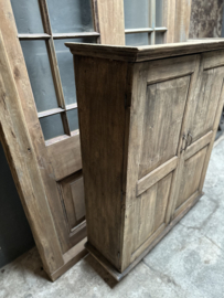 Oud vergrijsd houten kastje kast landelijk 2 deurs  stoer