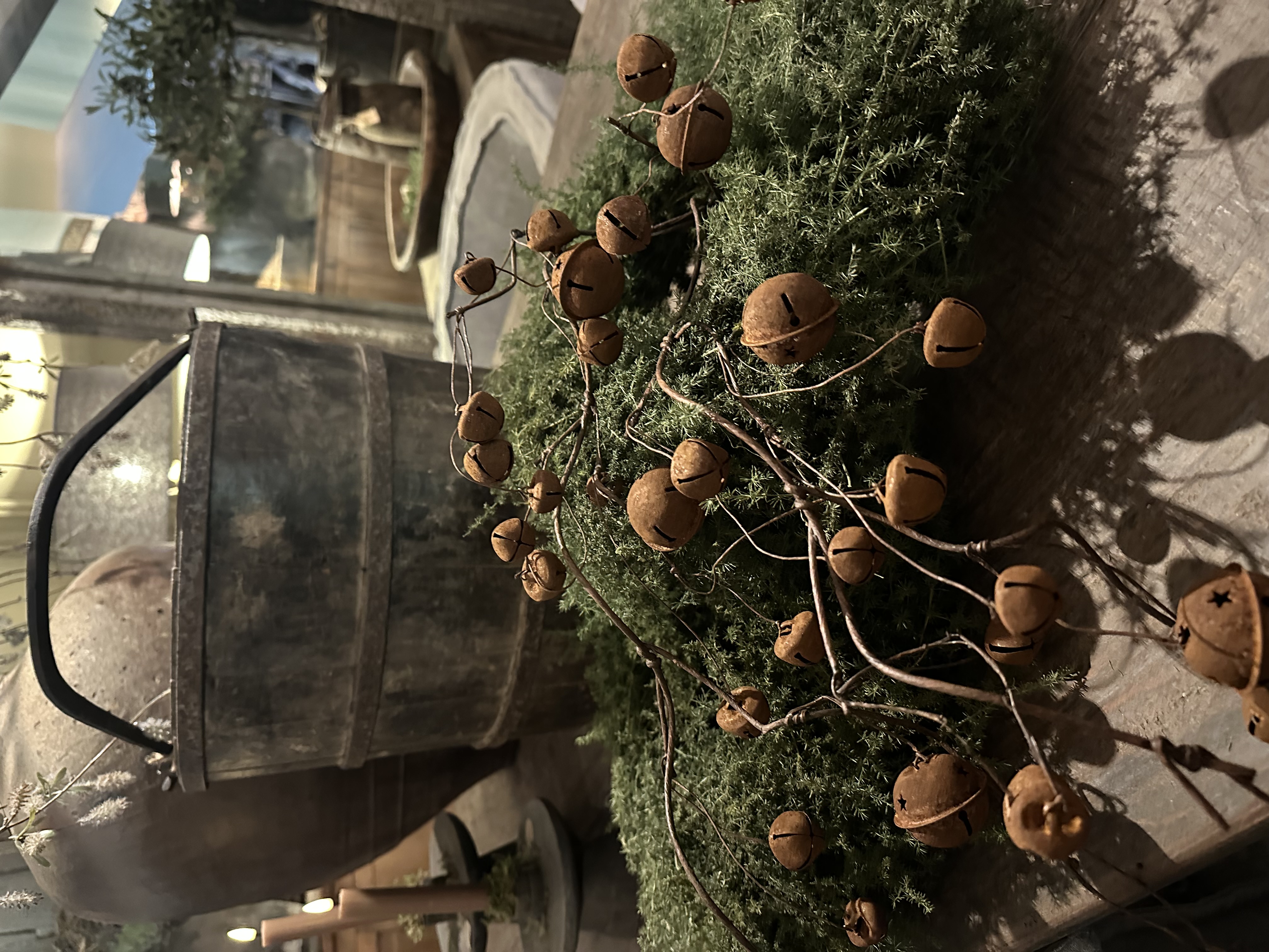 Roest bruine metalen belletjes tak jingle bells kerst landelijk toef decoratie