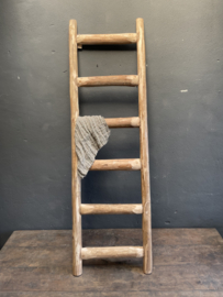 Stoer landelijk oud houten laddertje handdoekenrek ladder trap trapje sober