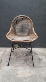 Vintage rotan rieten stoel fauteuil landelijk industrieel  zwart metalen onderstel stoer jaren '70 retro rieten lounge urban tuinstoel