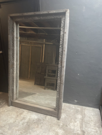 Prachtige  mega grote oude vergrijsd houten spiegel  tuinspiegel halspiegel passpiegel 185 x 114 x 4 cm robuust oosters houtsnijwerk imposante ene-catcher grof landelijk urban stoer industrieel