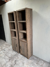 Stoere hoge smalle oude vergrijsd houten kast met deur deurtje linksdraaiend railway truckwood keukenkast landelijk robuust boekenkast 200 x 50 x D36 cm schap handdoeken badkamer keuken rek grof stoer hout SEP