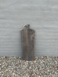 Stoere grote lange vergrijsd houten plank hapjesplanp tapas landelijke broodplank kaasplank snijplank met grof jute koord touw 85 cm