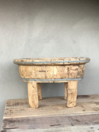 Oude houten olijfbak schaal trog bak voedertrog landelijk stoer robuust met oud beslag
