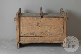 Prachtige hele grote oude doorleefd houten unieke Himalaya Hymalaya kist graankist voerbak voerkist bank klepbank Sidetable dressoir kast dekenkist wandmeubel kist dekenkist kast sidetable stoer landelijk industrieel aarde aardetint terra terracotta