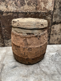 Grote oude vergrijsde Leemmand met deksel H60 x D48 cm  landelijk stoer leem klei riet rotan rieten mand landelijk stoer sober nr.15