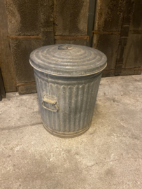 Oude metalen vuilnisemmer vuilnisbak 🗑 ton voerton emmer bak landelijk stoer industrieel grijs metaal met deksel vintage