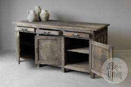 Heel gaaf oud stoer doorleefd houten kookeiland keukeneiland keukenblok kast dressoir landelijk vintage industrieel werkbank
