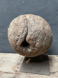groot Stoer grof vergrijsd houten rond ornament wiel katrol op voet met metalen details wiel op statief hout ruw robuust landelijk grinder