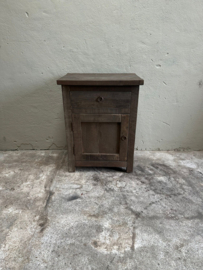 Oud vergrijsd houten kastje nachtkastje nachtkastjes hout ladekastje ladekastjes kastjes tafel tafeltje halkastje landelijk bijzettafel bijzettafeltje