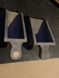 Leuke grijze wanddecoratie kandelaars small smal ornamentjes schepjes landelijk stoer