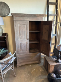 Prachtige grote vergrijsd houten 2 deurs 191 x 109 x 53 cm  kabinet landelijk