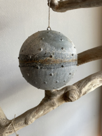 Grote Stoere ijzeren kerstballen xl  landelijke stoere kerstballen landelijk urban industrieel grijs bruin roest  stuks decoratie decoratieballen